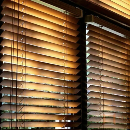 Деревянные жалюзи для витрин