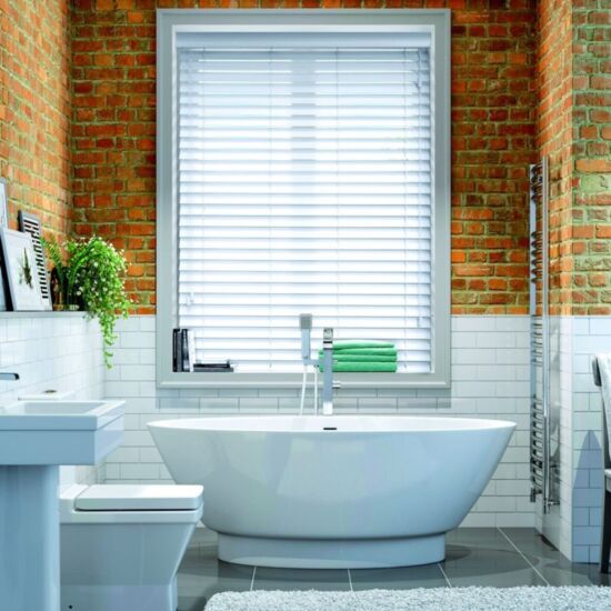 Горизонтальные жалюзи для ванной комнаты на окна